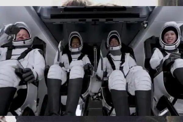 Read more about the article SpaceX ने रचा इतिहास, पहली बार चार आम नागरिकों को अंतरिक्ष में भेजा- देखें VIDEO