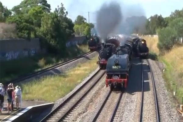You are currently viewing चार ट्रेनें एक साथ और एक ही दिशा में आते हुए कैमरे में कैद, VIDEO में देखें ये अद्भुत दृश्य