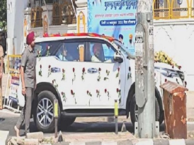 Read more about the article मोहाली में CM के बेटे नवजोत सिंह का आनंद कारज आज, खुद गाड़ी चलाकर गुरुद्वारा साहिब पहुंचे चन्नी