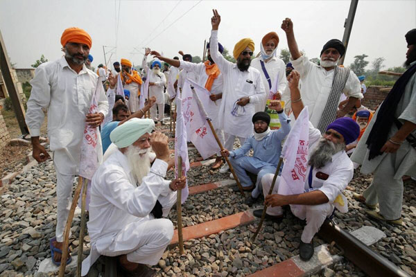 Read more about the article लखीमपुर घटना के विरोध में किसानों का ‘रेल रोको’ आंदोलन, पंजाब में 30 जगहों पर सेवाएं प्रभावित; हजारों यात्री परेशान