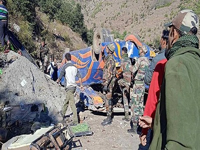 Read more about the article जम्मू-कश्मीर के डोडा में दर्दनाक हादसाः यात्रियों से भरी मिनी बस खाई में गिरी, 8 की मौत- 10 की हालत गंभीर
