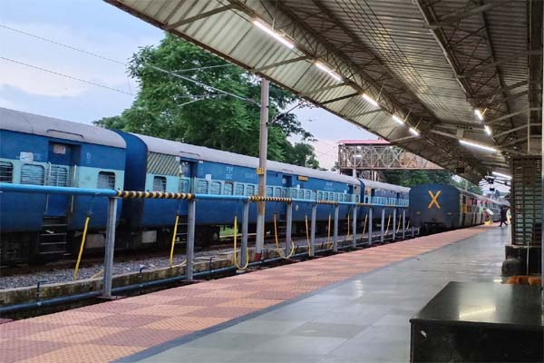 Read more about the article रेलवे स्टेशन पर ट्रेन में धमाके से मचा हड़कंप, CRPF के 6 जवान घायल