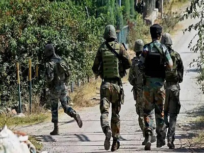 You are currently viewing जम्मू-कश्मीर के शोपियां में सुरक्षाबलों की बड़ी कार्रवाई, दो आतंकी ढेर- NIA ने भी 11 ठिकानों पर छापे मारे