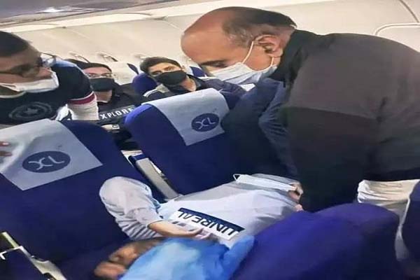 Read more about the article विमान में बिगड़ी यात्री की तबीयत, केंद्रीय मंत्री ने प्रोटोकॉल तोड़ बचाई जान