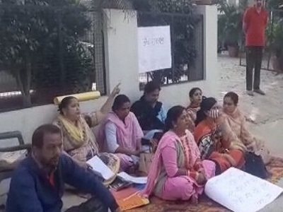 You are currently viewing बेरोजगार अध्यापकों का गुस्सा फूटा, शिक्षा मंत्री परगट सिंह के घर के बाहर भूख हड़ताल की शुरू