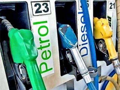 Read more about the article पेट्रोल-डीजल की कीमतों में आ सकती है भारी कमी, सरकार जल्द करेगी ऐलान!