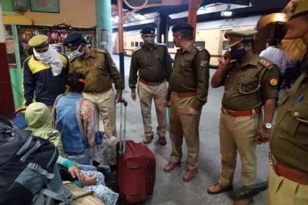 Read more about the article 9 रेलवे स्टेशनों और 7 मंदिरों को बम से उड़ाने की धमकी, आतंकियों ने भेजा धमकी भरा लेटर; हाई अलर्ट पर पुलिस