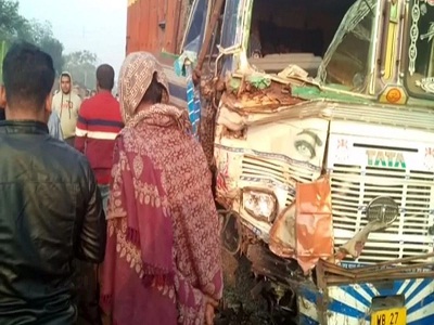 Read more about the article पश्चिम बंगाल में दर्दनाक हादसाः तेज रफ्तार गाड़ी सड़क किनारे खड़े ट्रक से टकराई, 18 लोगों की मौत
