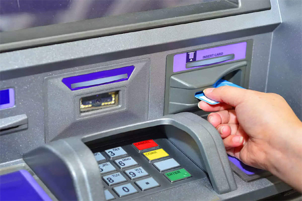 Read more about the article आम आदमी को झटका: नए साल से महंगी होने जा रही है बैंकिंग सेवा, ATM से पैसे निकालने पर देना होगा ज्यादा शुल्क