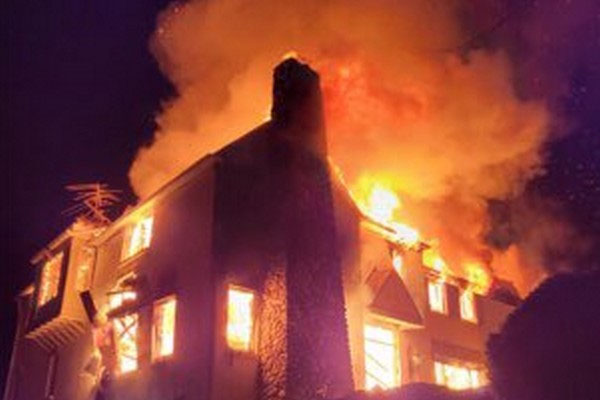 You are currently viewing दर्दनाक: इमारत में आग लगने से 7 बच्चों समेत 13 लोग जिंदा जले