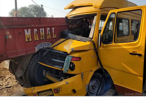 Read more about the article बठिंडा में भयानक हादसा: स्कूल वैन की ट्रैक्टर ट्राली से टक्कर में दो छात्रों की मौत, ड्राइवर समेत कई घायल
