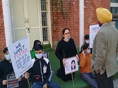 Read more about the article प्रिया छाबड़ा सुसाइड़ केसः आरोपी की गिरफ्तारी की मांग को लेकर पीड़ित परिवार ने सीपी दफ्तर के बाहर लगाया धरना