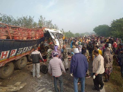 Read more about the article साहिबगंज-गोविंदपुर एक्सप्रेस हाईवे पर दर्दनाक हादसा, गैस सिलेंडर से लदे ट्रक और प्राइवेट बस में भीषण टक्कर, 8 लोगों की मौत- दो दर्जन घायल