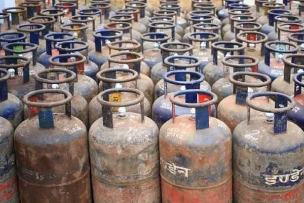 You are currently viewing आम आदमी के लिए अच्छी खबर, LPG सिलेंडर हुआ सस्ता