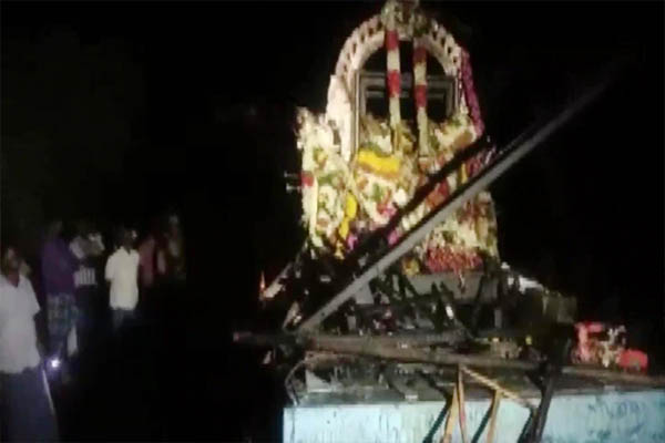 Read more about the article मंदिर उत्सव के दौरान बड़ा हादसा, करंट लगने से 10 लोगों की मौत, देखें VIDEO