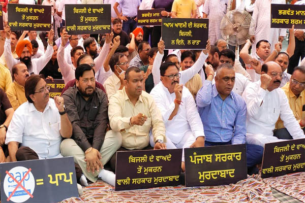 Read more about the article अश्वनी शर्मा के आह्वान पर भाजपा कार्यकर्ताओ ने पंजाब भर में भगवंत मान सरकार के विरुद्ध किए प्रदर्शन
