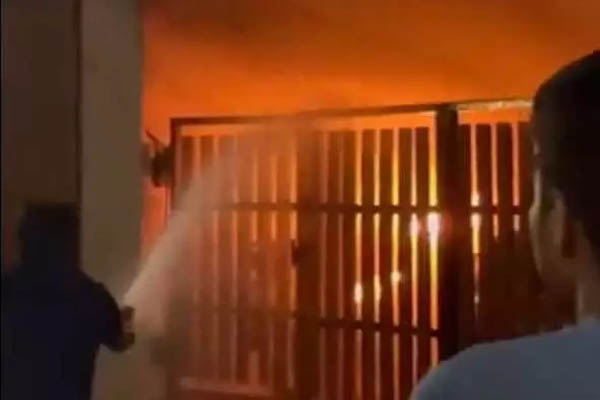 Read more about the article दर्दनाक: तीन मंजिला इमारत में आग लगने से 7 लोग जिंदा जले, मची चीख पुकार; देखें मौके की VIDEO