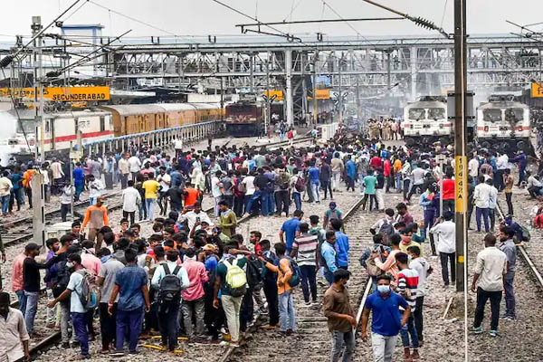 Read more about the article अग्निपथ योजना के विरोध में आज भारत बंद का ऐलान, कैंसिल की गईं ट्रेनें; कई राज्यों में कड़ी की गई सुरक्षा व्यवस्था- अलर्ट जारी