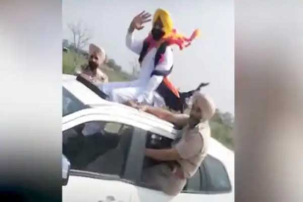Read more about the article पंजाब के परिवहन मंत्री का वीडियो वायरल, सुरक्षाकर्मियों को कार की विंडो पर बैठाकर शूट किया VIDEO