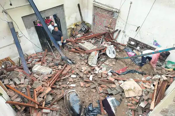 Read more about the article लुधियाना में बड़ा हादसा: देर रात हुई बारिश के कारण घर की छत गिरी, परिवार के 6 लोगों पर गिरा मलबा; चाचा-भतीजी की मौत