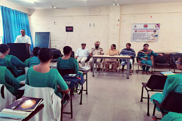 Read more about the article साइबर क्राइम के प्रति जागरुकता के लिए शहीद बाबू लाभ सिंह नर्सिंग स्कूल में लगाया गया विशेष कैंप