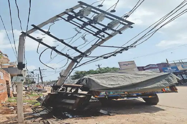 Read more about the article मोगा में बेकाबू ट्रेक्टर-ट्राली की टक्कर से गिरा ट्रांसफार्मर, डेढ़ लाख का हुआ नुकसान; पूरे इलाके की बिजली गुल