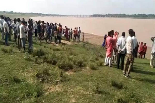 You are currently viewing यमुना नदी में नाव पलटने से 3 की मौत, 13 का रेस्क्यू, 17 लोगों की तलाश जारी
