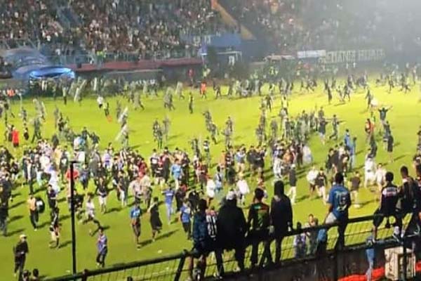 You are currently viewing फुटबॉल मैच के बाद स्टेडियम में भड़की हिंसा, 127 लोगों की मौत