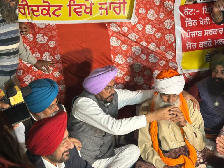 Read more about the article किसानों का सरकार में बनी सहमति, मंत्री कुलदीप सिंह धालीवाल ने जगजीत सिंह डल्लेवाल को जूस पिलाकर खत्म करवाया आमरण अनशन