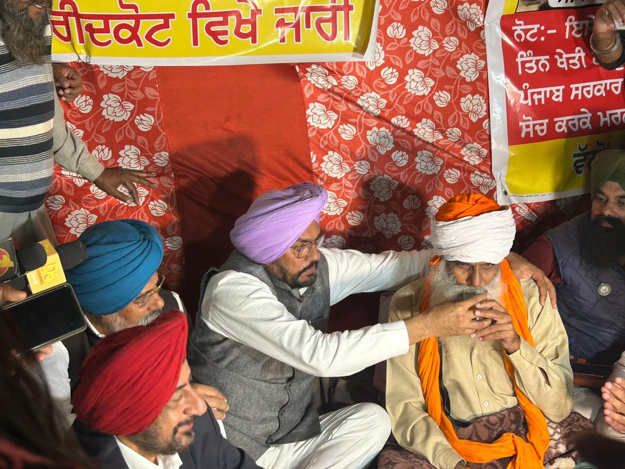 You are currently viewing किसानों का सरकार में बनी सहमति, मंत्री कुलदीप सिंह धालीवाल ने जगजीत सिंह डल्लेवाल को जूस पिलाकर खत्म करवाया आमरण अनशन