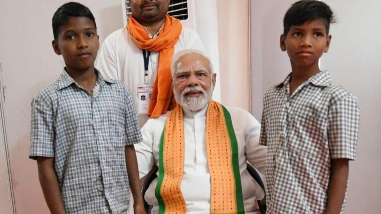 Read more about the article 6 साल पहले माता पिता को खोने वाले अवि और जय, जिनसे मिलने के लिए रैली में देर से पहुंचे PM मोदी. देखें वीडियो