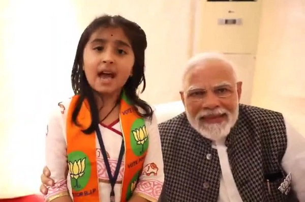 Read more about the article VIDEO: गुजरात में प्रचार के लिए बच्चे का इस्तेमाल कर रहे PM मोदी, कांग्रेस ने EC से की कार्रवाई की मांग