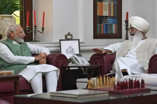 You are currently viewing डेरा ब्यास पहुंचे प्रधानमंत्री मोदी, बाबा गुरिंदर सिंह ढिल्लों से की मुलाकात