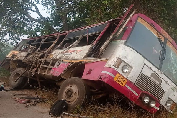 Read more about the article कोहरा बना काल: रोडवेज बस को ट्रक ने मारी टक्कर, 6 लोगों की दर्दनाक मौत