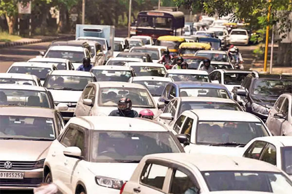 Read more about the article दिल्ली में पेट्रोल-डीजल से चलने वाले वाहनों की वापसी, खत्म हुआ पुराना आदेश