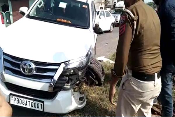 You are currently viewing पूर्व कांग्रेस मंत्री मोहिंदर सिंह केपी की कार की हुई ट्रैक्टर से टक्कर, गाड़ी बुरी तरह क्षतिग्रस्त