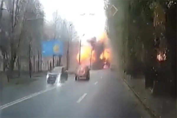 Read more about the article Russia-Ukraine War: जब बीच सड़क पर अचानक आ गिरी मिसाइल, VIDEO देख खड़े हो जाएंगे रोंगटे