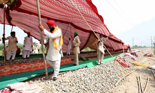 Read more about the article पंजाब में किसानों ने किया बड़ा ऐलान, कल 12 जिलों में इन 14 जगहों पर रोकी जाएंगी ट्रेनें