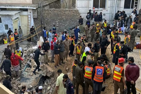 You are currently viewing पाकिस्तान: बम बांधकर मस्जिद में घुसा फिदायीन, उड़ा दिए 63 लोगों के चिथड़े, इस आतंकी संगठन ने ली जिम्मेदारी
