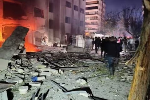 Read more about the article इजरायल ने सीरिया पर दागीं ताबड़तोड़ मिसाइलें, 15 लोगों की मौत; 10 मंजिला इमारत बुरी तरह क्षतिग्रस्त