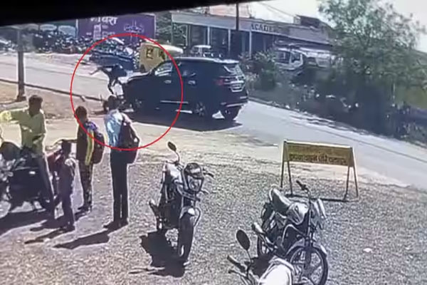 Read more about the article पूर्व CM की SUV ने टक्कर मार बाइक सवार को हवा में उड़ाया, पुलिस ने लिया बड़ा एक्शन