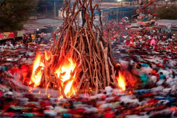 You are currently viewing आज मनाई जाएगी होलिका दहन, नोट कर लें पूजा का शुभ मुहूर्त; चुटकी में दूर हो जाएगी कंगाली