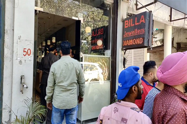 Read more about the article लुधियाना में चोरों ने फिल्मी स्टाइल में ज्वेलर की दुकान को बनाया निशाना, दीवार तोड़ लाखों की चांदी लेकर फरार