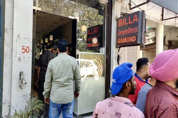 Read more about the article लुधियाना में चोरों ने फिल्मी स्टाइल में ज्वेलर की दुकान को बनाया निशाना, दीवार तोड़ लाखों की चांदी लेकर फरार