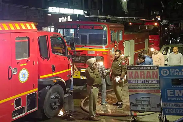 Read more about the article लुधियाना में शॉर्ट सर्किट से शोरूम में लगी भीषण आग, लाखों के कपड़े जलकर राख