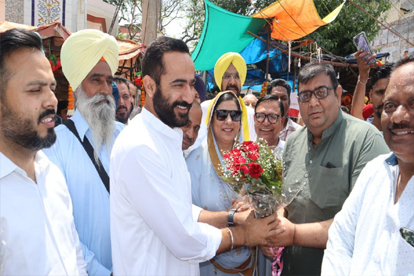 Read more about the article आम आदमी पार्टी ने नकोदर में खोला चुनावी कार्यालय, कांग्रेस नेता मोहित और बीजेपी नेता नीका खान ‘आप’ में हुए शामिल