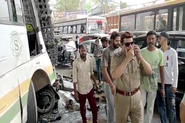 Read more about the article पंजाब में भीषण हादसा, यात्रियों से भरी बस खंभे से टकराई; मची चीख पुकार- एक दर्जन से अधिक यात्री गंभीर रूप से घायल