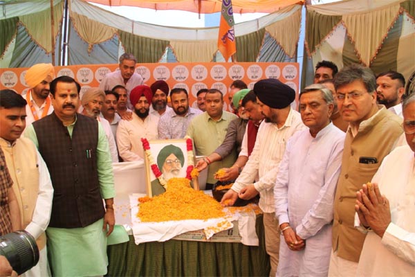 Read more about the article पूर्व मुख्यमंत्री प्रकाश सिंह बादल थे पंजाब की राजनीति के एक कद्दावर नेता, पंजाब के लिए उनके योगदान को कभी भुलाया नहीं जा सकता: डॉ. महेंदर सिंह