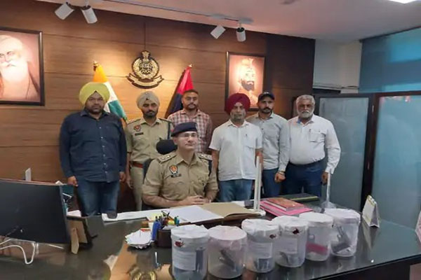 Read more about the article बड़ी कामयाबी: गैंगस्टर जग्गू भगवानपुरिया के दो साथियों को पंजाब पुलिस ने किया गिरफ्तार, 6 पिस्तौल और 25 कारतूस बरामद