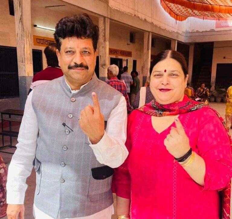 Read more about the article जालंधर लोकसभा उपचुनाव: विधायक रमन अरोड़ा ने धर्मपत्नी गीता अरोड़ा के साथ डाली वोट, AAP उम्मीदवार रिंकू समेत इन हस्तियों ने किया मतदान, पहले घंटे में इतने प्रतिशत हुई वोटिंग